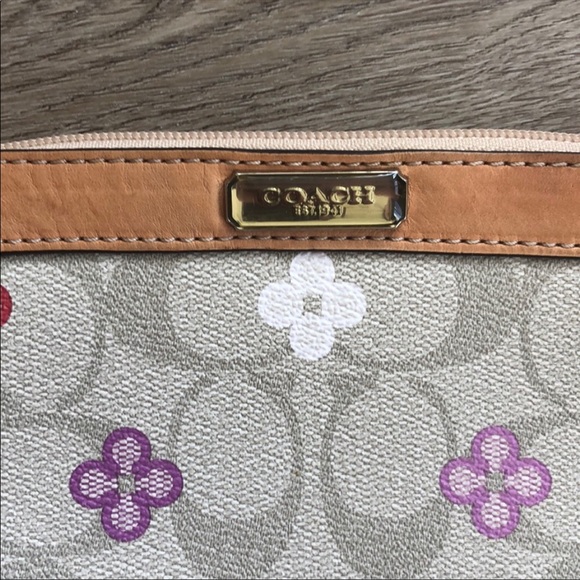 New with tags Coach Peyton Signature C medium wristlet - Picture 5 of 15